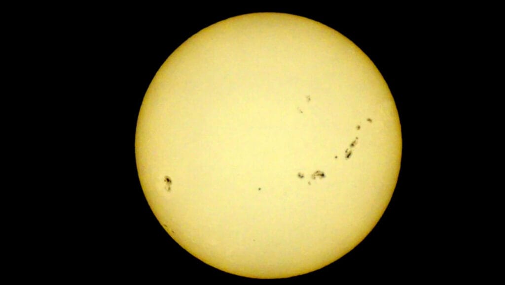 Solar telescope: everything you need to know for safe solar viewing 2 d3 iss fly over the sun d3 iss fly over the sun Telescoop.co.uk - Everything for stargazing & nature observation