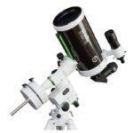 SKYMAX-150 PRO (EQ5) Sky-Watcher Skymax 150 optische buis gemonteerd op witte EQ5 equatoriale montering met zoeker en 2 inch diagonaal, close-up