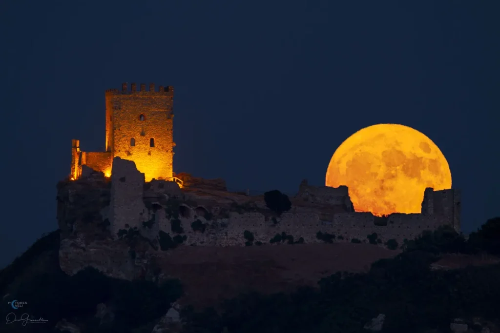 Blog 36 full moon The full moon August 2025 - unique conjunction with planets