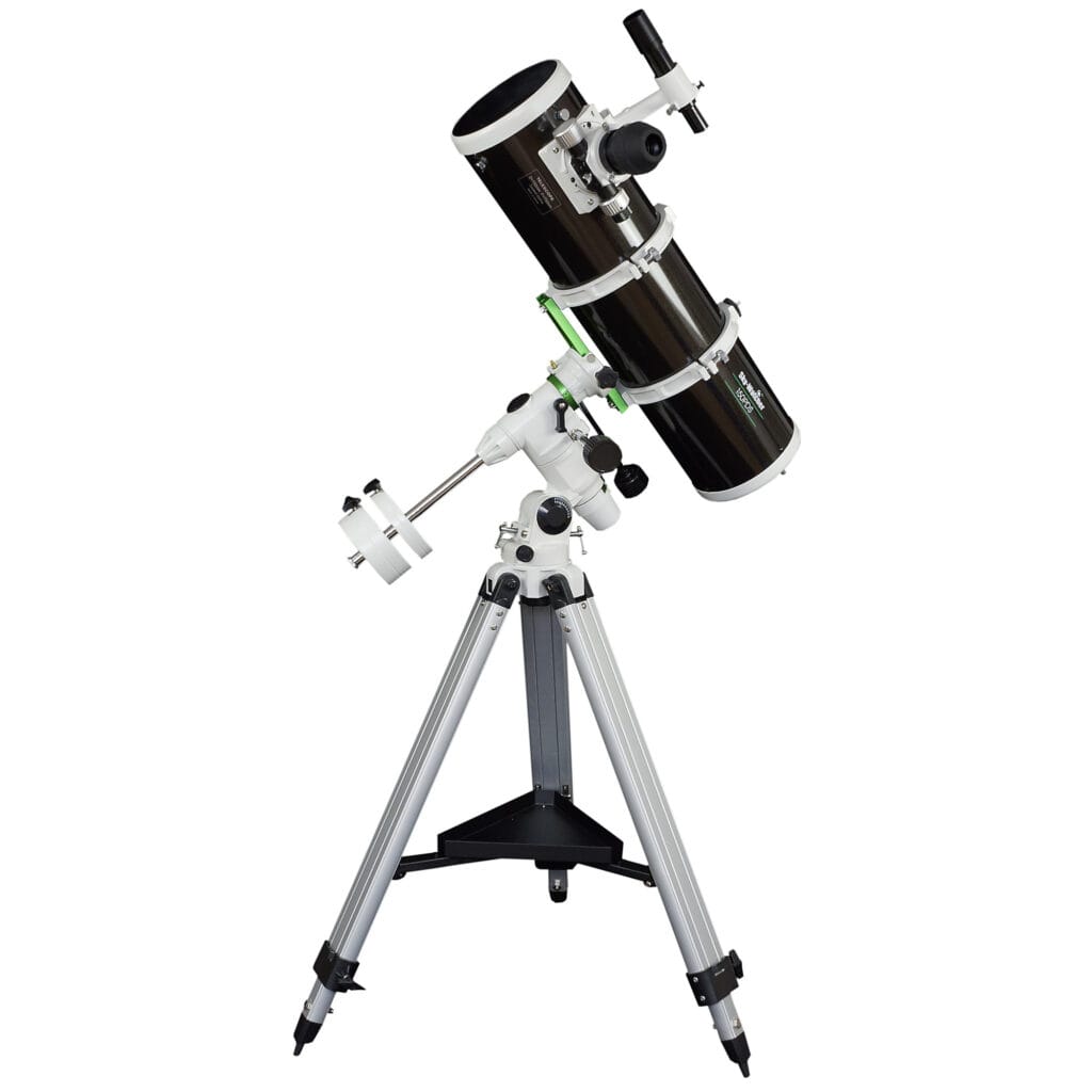 Sky-Watcher Explorer-150PDS op EQ3-2 equatoriale montering met aluminium statief, zwarte buis met witte ringen en zoeker