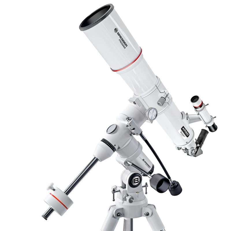 Bresser Messier 90/500 Refractor EXOS-1 1 Bresser AC 90 500 Telescoop Messier EXOS 1 1 Bresser AC 90/500 telescoop op EXOS-1 montering zijaanzicht met 6x30 zoeker en zenitprisma aangesloten