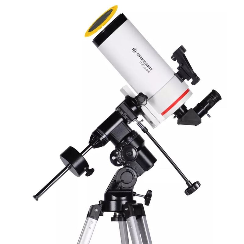 Bresser 100/1400 Maksutov EQ-3 1 Bresser MC 100 1400 Telescoop Maksutov EQ 3 1 Bresser MC 100 telescoop op EQ-3 montering met originele buis en red dot-zoeker naast het oculair gemonteerd.