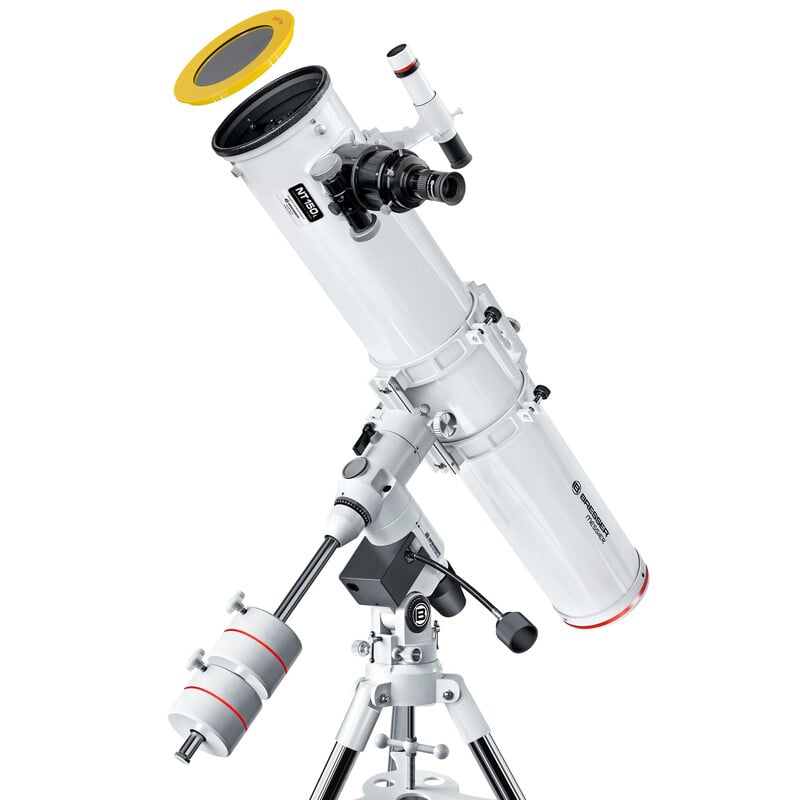 Bresser Messier 150/1200 Newton Hexafoc EXOS-2 1 Bresser N 150 1200 Telescoop Messier Hexafoc EXOS 2 1 Bresser N 150/1200 telescoop met grote buis gemonteerd op robuuste EXOS-2 statief en tegengewicht, zijaanzicht.