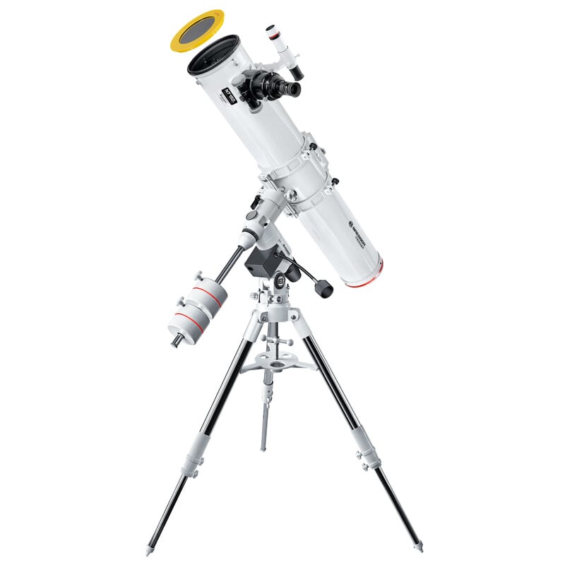 Bresser Messier 150/1200 Newton Hexafoc EXOS-2 2 Bresser N 150 1200 Telescoop Messier Hexafoc EXOS 2 2 Bresser N 150/1200 volledig opgesteld op EXOS-2 montering met drievoudig potenstatief, kijkend richting hemel.