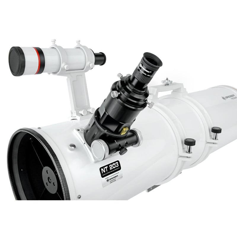 Bresser Messier 203/1200 Newton Hexafoc EXOS-2 3 Bresser N 203 1200 Telescoop Messier Hexafoc EXOS 2 5 Bresser N 203/1200 bovenzijde van optiekbuis met zoeker en focuser met rubberen gripring.