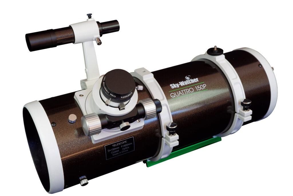 Sky-Watcher Quattro 150P parabolische Newton-buis (OTA) met buisringen, zwaluwstaartplaat en gemonteerde 6x30 zoeker op witte achtergrond