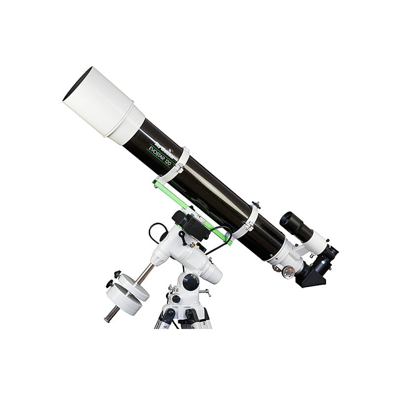 Sky-Watcher Evostar-120 EQ3 Pro – 120mm f/8.3 Refractor GoTo 1 Skywatcher AC 120 1000 EQ 3 Telescoop EvoStar Pro SynScan GoTo 1 Skywatcher AC 120/1000 EQ-3 complete refractortelescoop op EQ-3-montering met contragewichten en aluminium statief in zijaanzicht.