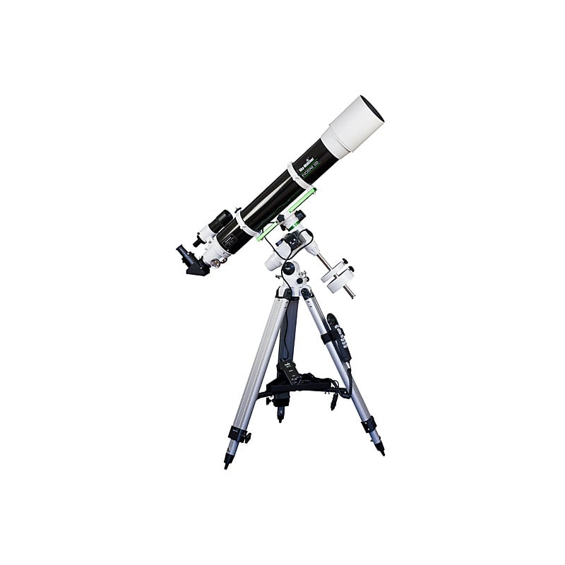 Sky-Watcher Evostar-120 EQ3 Pro – 120mm f/8.3 Refractor GoTo 2 Skywatcher AC 120 1000 EQ 3 Telescoop EvoStar Pro SynScan GoTo 2 Skywatcher AC 120/1000 EQ-3 refractortelescoop op driepootstatief schuin omhoog gericht met dauwkap en zoeker zichtbaar.