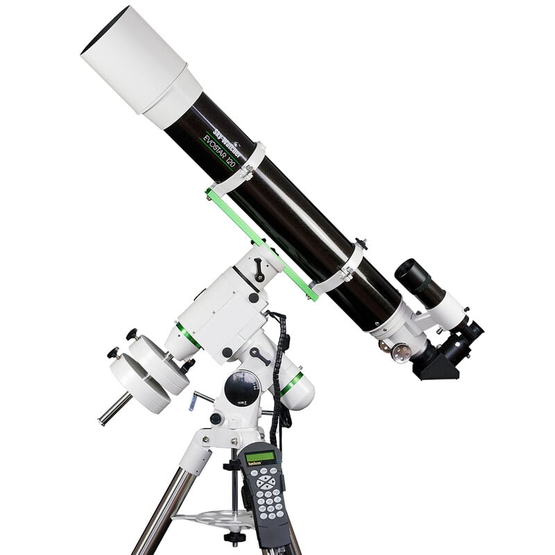 Sky-Watcher Evostar-120 HEQ5 Pro – 120mm f/8.3 Refractor 1 Skywatcher AC 120 1000 HEQ5 Telescoop EvoStar Pro SynScan GoTo 2 Skywatcher AC 120/1000 HEQ5 refractortelescoop op HEQ-5 Pro SynScan GoTo-montering met stalen statief in zijaanzicht.