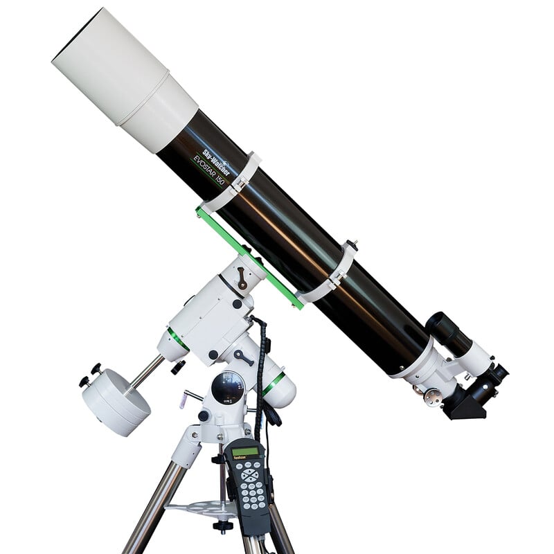 Sky-Watcher Startravel-150 HEQ5 Pro – 150mm f/5 Refractor 1 Skywatcher AC 150 1200 HEQ5 Telescoop EvoStar Pro SynScan GoTo 2 Skywatcher AC 150/1200 HEQ5 lange refractortelescoop op HEQ-5 Pro SynScan GoTo-montering met stalen statief in zijaanzicht.