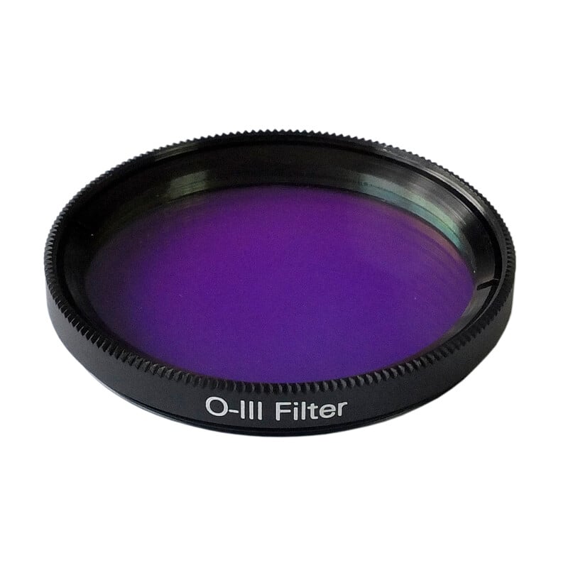 Sky-Watcher 2" O-III Filter 1 Skywatcher Filters OIII 2 1 Skywatcher OIII 2 inch O-III lijnfilter in zwarte aluminium vatting met paars glas, zijaanzicht.