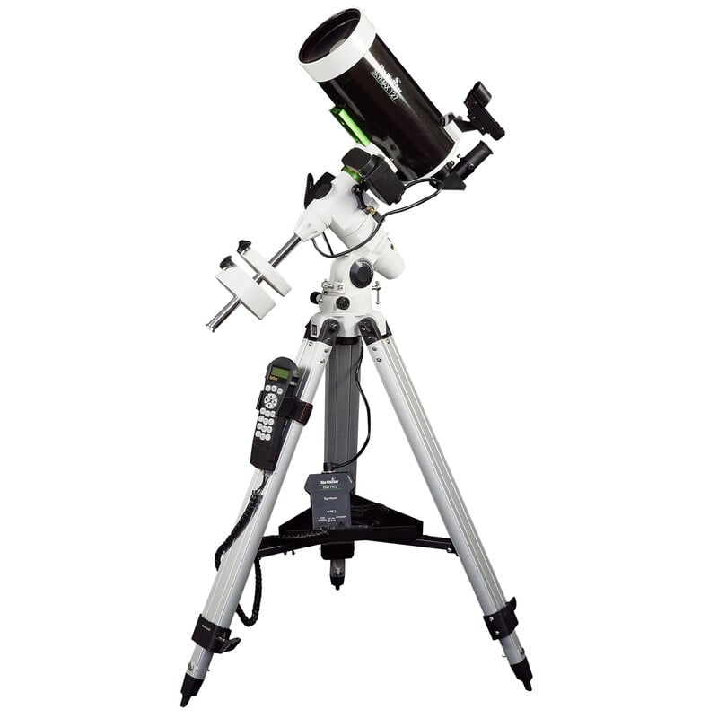 Skymax 127 EQ3 Pro SynScan Maksutov-Cassegrain volledig opgesteld op EQ3 Pro equatoriale montering met statief, zijaanzicht op witte achtergrond.