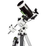 Skymax 127 EQ3 Pro SynScan Maksutov-Cassegrain op EQ3 Pro equatoriale montering met statief en GoTo-handcontroller, schuin aanzicht op witte achtergrond.