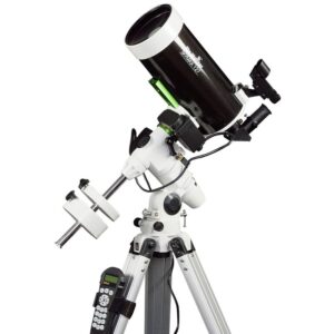 Skymax 127 EQ3 Pro SynScan Maksutov-Cassegrain op EQ3 Pro equatoriale montering met statief en GoTo-handcontroller, schuin aanzicht op witte achtergrond.