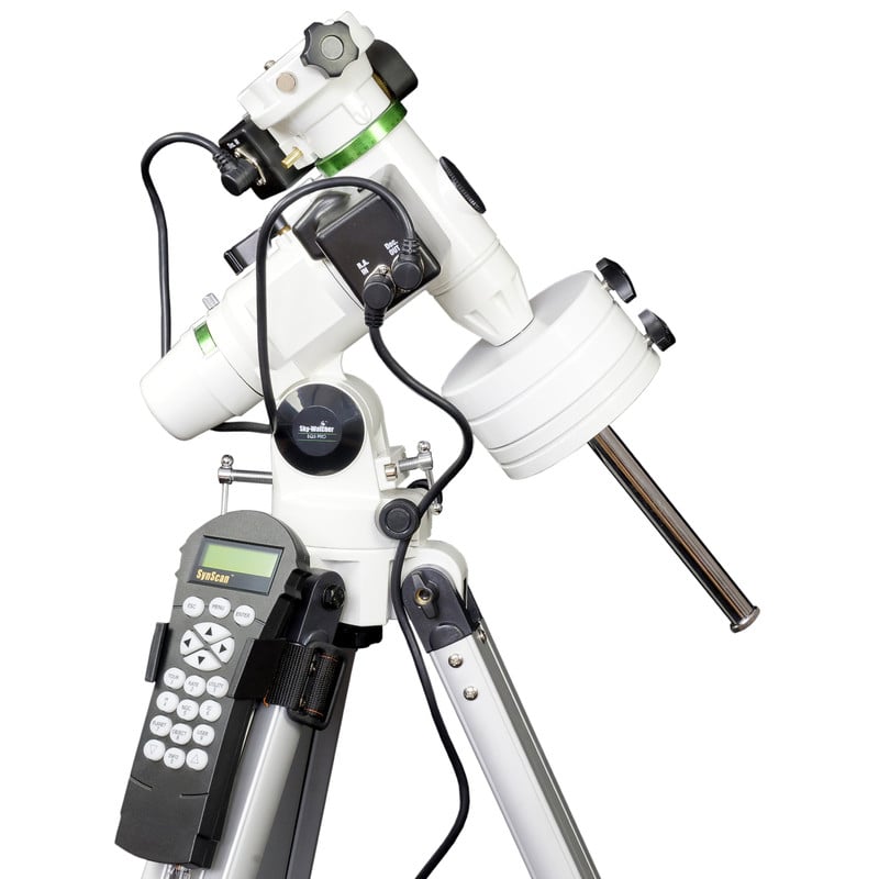 Skymax 127 EQ3 Pro SynScan detailfoto van EQ3 Pro montering met kabels en SynScan handcontroller, op witte achtergrond.
