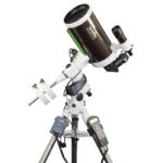 SKYMAX-150 PRO EQ5 SynScan optische buis gemonteerd op EQ5 Pro equatoriale montering met contragewichtstang en SynScan handcontroller, close-up