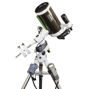 SKYMAX-150 PRO EQ5 SynScan optische buis gemonteerd op EQ5 Pro equatoriale montering met contragewichtstang en SynScan handcontroller, close-up