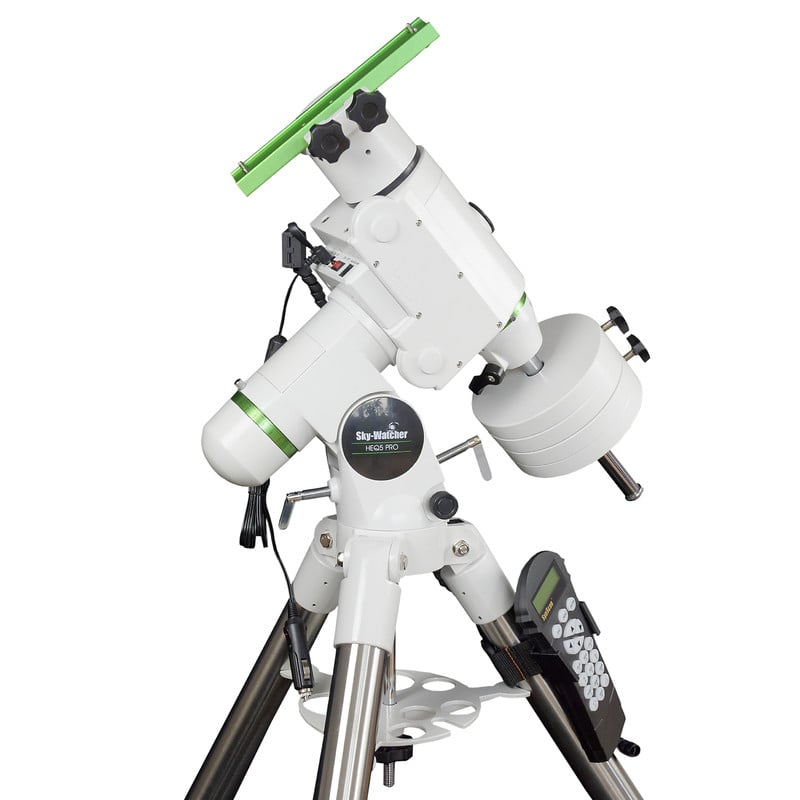 Skymax 180 Pro HEQ5 Pro SynScan detailfoto van HEQ5 Pro equatoriale montering met contragewichten, klemmen en handcontroller op witte achtergrond.