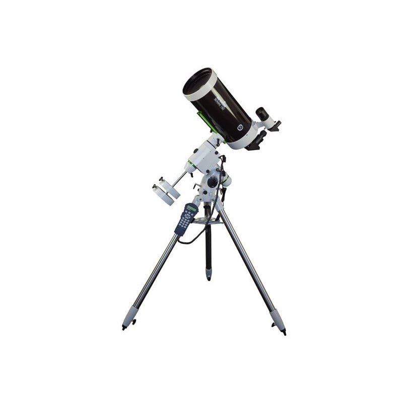 Skymax 180 Pro HEQ5 Pro SynScan Maksutov-Cassegrain volledig opgesteld op HEQ5 Pro montering met statief, zijaanzicht op witte achtergrond.