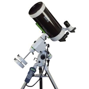 Skymax 180 Pro HEQ5 Pro SynScan Maksutov-Cassegrain op HEQ5 Pro equatoriale montering met statief en handcontroller, schuin aanzicht op witte achtergrond.