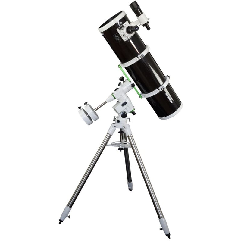 Sky-Watcher Explorer-200P EQ5 – 200mm f/5 Newton 2 Skywatcher N 200 1000 200P EQ5 Telescoop Explorer 3 Skywatcher N 200/1000 200P EQ5 Newton-telescoop op EQ5 montering frontaal op driepootstatief opgesteld voor visuele observatie.