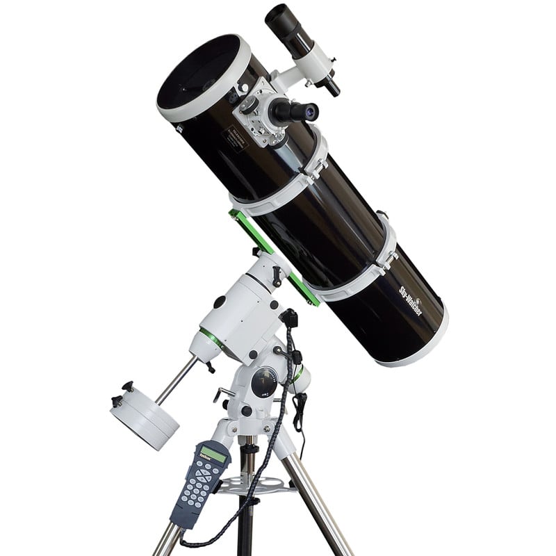 Sky-Watcher Explorer-200P HEQ5 Pro – 200mm f/5 Newton 1 Skywatcher N 200 1000 200P HEQ5 Telescoop Explorer Pro SynScan GoTo 1 Skywatcher N 200/1000 200P HEQ5 Newton-telescoop op HEQ-5 Pro SynScan GoTo-montering met stalen statief in zijaanzicht.