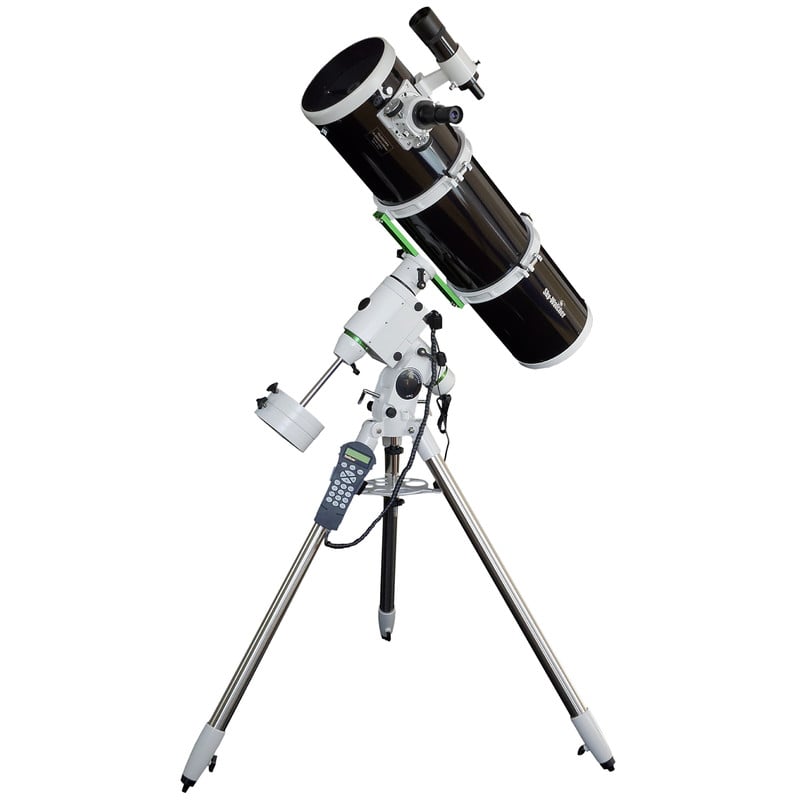Sky-Watcher Explorer-200P HEQ5 Pro – 200mm f/5 Newton 2 Skywatcher N 200 1000 200P HEQ5 Telescoop Explorer Pro SynScan GoTo 2 Skywatcher N 200/1000 200P HEQ5 Newton-telescoop op HEQ-5 Pro SynScan GoTo-montering met stalen statief in zijaanzicht.