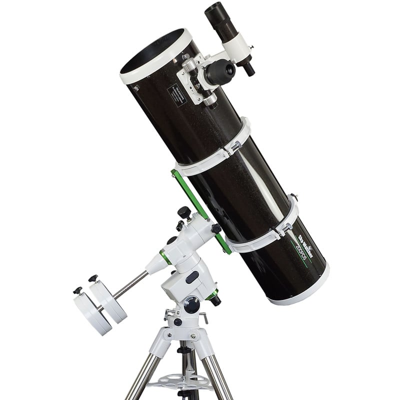 Sky-Watcher Explorer-200PDS EQ5 - 200mm f/5 Newton 1 Skywatcher N 200 1000 BD EQ5 PDS Telescope Explorer 1 Skywatcher N 200/1000 BD EQ5 PDS Newton telescope on EQ5 equatorial mount with steel tripod and counterweights in side view.