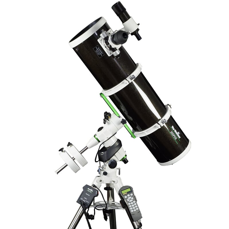 Sky-Watcher Explorer-200P EQ5 Pro – 200mm f/5 Newton 1 Skywatcher N 200 1000 BD EQ5 PDS Telescoop Explorer Pro SynScan GoTo 2 Skywatcher N 200/1000 BD EQ5 PDS Newton-telescoop op NEQ-5 Pro SynScan GoTo-montering met stalen statief in zijaanzicht.