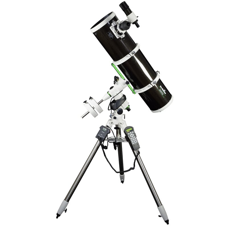 Sky-Watcher Explorer-200P EQ5 Pro – 200mm f/5 Newton 2 Skywatcher N 200 1000 BD EQ5 PDS Telescoop Explorer Pro SynScan GoTo 3 Skywatcher N 200/1000 BD EQ5 PDS Newton-telescoop op NEQ-5 Pro SynScan GoTo-montering met stalen statief in zijaanzicht.