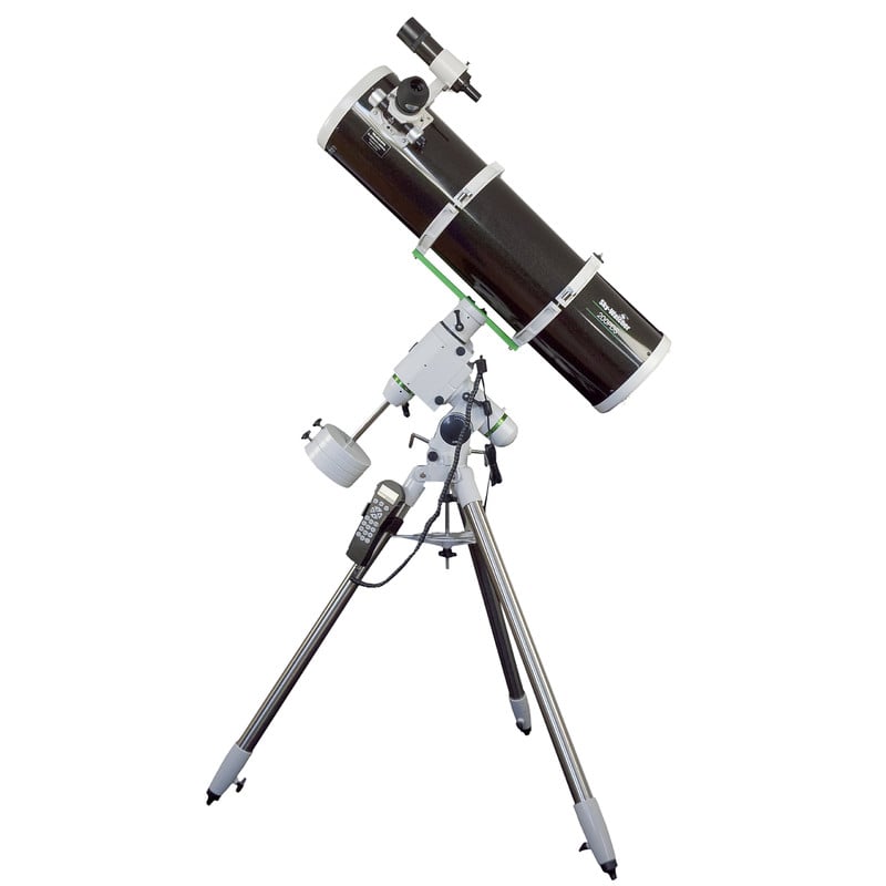 Sky-Watcher Explorer-200P – 200/1000 Newton (GoTo) 2 Skywatcher N 200 1000 BD HEQ5 Telescoop PDS Explorer Pro SynScan GoTo 1 Skywatcher N 200/1000 BD HEQ5 complete astrofotografie-opstelling schuin zijaanzicht met 200/1000 Newton en HEQ-5 statief.