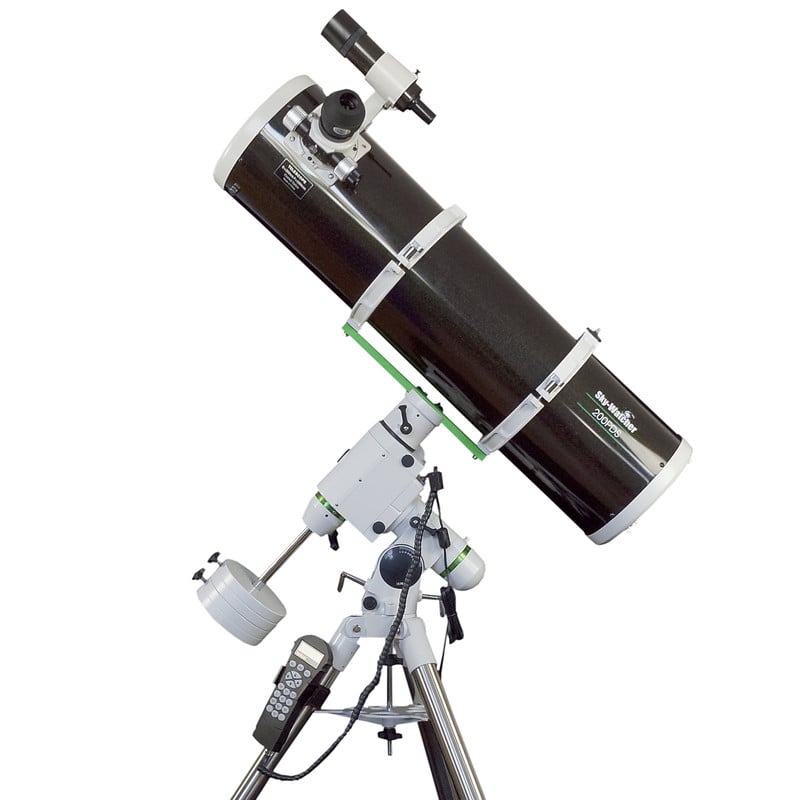 Sky-Watcher Explorer-200P – 200/1000 Newton (GoTo) 1 Skywatcher N 200 1000 BD HEQ5 Telescoop PDS Explorer Pro SynScan GoTo 2 Skywatcher N 200/1000 BD HEQ5 PDS Explorer Newton-telescoop op HEQ-5 Pro GoTo-montering met stalen statief en contragewichten.
