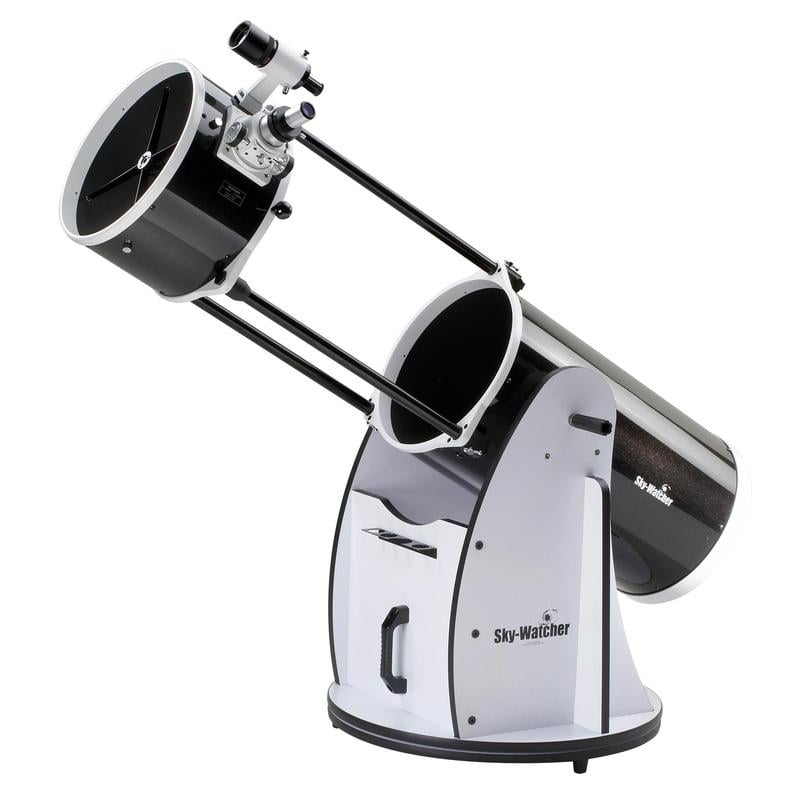 Sky-Watcher Skyliner-300P FlexTube – 300mm Parabolische Dobson 1 Skywatcher N 305 1500 Telescoop Dobson Skyliner FlexTube BD DOB 2 Skywatcher N 305/1500 FlexTube Dobson-telescoop uitgeschoven op witte rockerbox, zijaanzicht met open trussbuis.