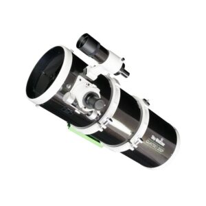 Sky-Watcher Quattro 200P parabolische Newton-buis (OTA) met buisringen, zwaluwstaartplaat, focuser en gemonteerde 9x50 zoeker op witte achtergrond