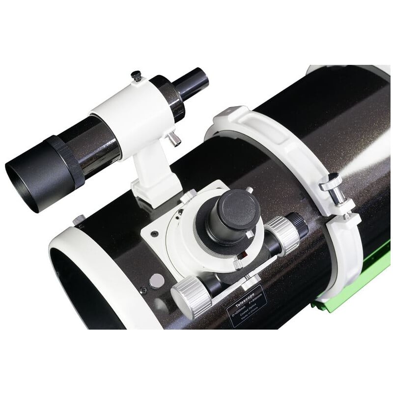 Sky-Watcher Quattro 200P close-up van focuser en 9x50 zoeker op de buis met bevestigingsringen zichtbaar