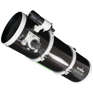 Sky-Watcher Quattro 250P parabolische Newton-buis (OTA) met buisringen, zwaluwstaartplaat, dual-speed Linear Power focuser en 9x50 zoeker op witte achtergrond