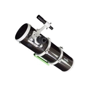 Sky-Watcher Explorer 250PDS parabolische Newton-buis (OTA) met 9x50 zoeker, dual-speed Crayford-focuser, buisringen en zwaluwstaartplaat op witte achtergrond