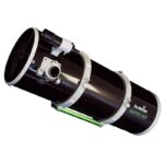 Sky-Watcher Quattro 300P parabolische Newton-buis (OTA) met 9x50 zoeker, dual-speed Linear Power focuser, buisringen en zwaluwstaartplaat op witte achtergrond