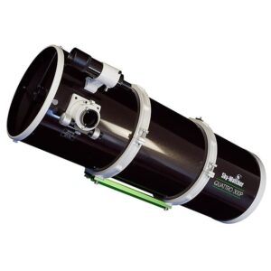 Sky-Watcher Quattro 300P parabolische Newton-buis (OTA) met 9x50 zoeker, dual-speed Linear Power focuser, buisringen en zwaluwstaartplaat op witte achtergrond