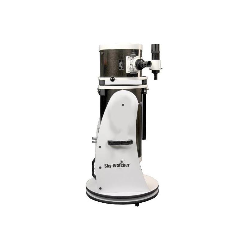 Sky-Watcher Skyliner-400P FlexTube – 400mm Parabolische Dobson 2 SkywatcherN 406 1800 Dobson Telescoop Skyliner FlexTube BD DOB 1 SkywatcherN 406/1800 Skyliner FlexTube Dobson volledig gemonteerd op houten rockerbox, frontaanzicht.