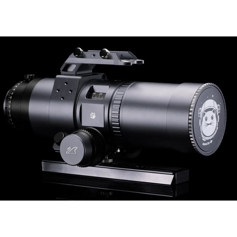 William Optics AP 51/250 Apochromatische refractor SpaceCat WIFD OTA 1 William Optics AP 51250 Apochromatische refractor SpaceCat WIFD OTA 2 William Optics AP 51/250 zijaanzicht gemonteerd op de zwaluwstaartstang.