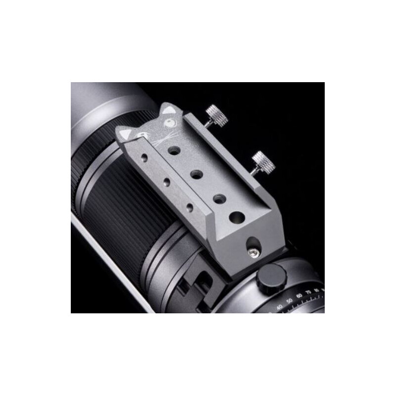 William Optics Accessoireschoen Vixen-Style 90 mm Zwart/Wit 1 William Optics Accessoireschoen Zwart Wit Cat Vixen Style 1 William Optics Accessoireschoen zijaanzicht gemonteerd op telescoop met montageschroeven
