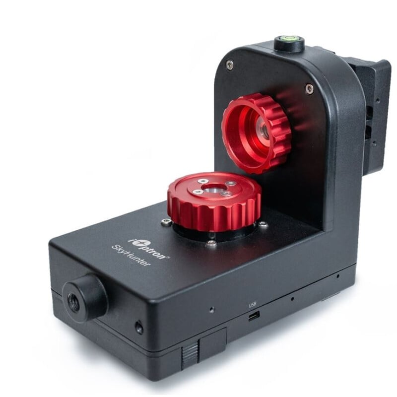 iOptron SkyHunter AZ Mount GoTo with Tripod 1 iOptron SkyHunter AZ Mount GoTo mit Stativ 1 iOptron SkyHunter AZ side view of black L-shaped mount with red fine adjustment knob and USB port