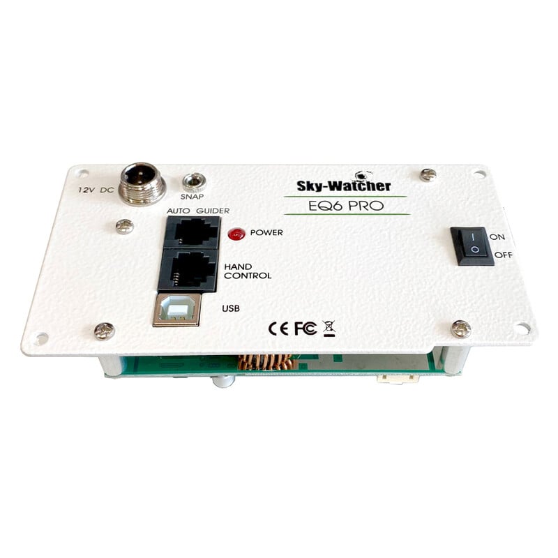 Sky-Watcher EQ6 PRO USB-Port Motherboard 2 Skywatcher EQ6 PRO USB Port Motherboard 2 Skywatcher EQ6 PRO USB-Port motherboard groene printplaat met elektronica en aangesloten kabels op witte achtergrond.