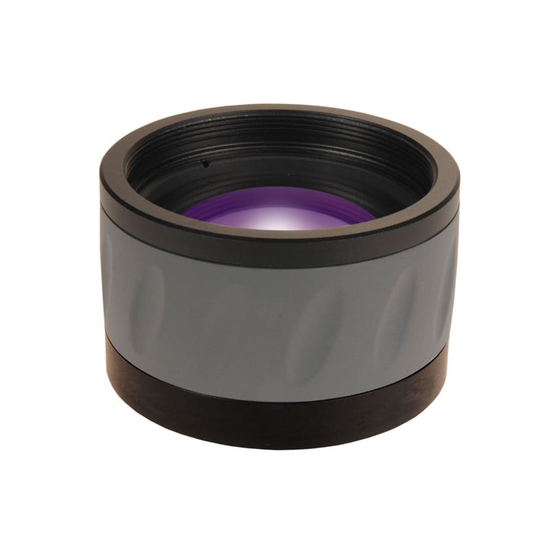 Sky-Watcher M48 Field Flattener voor Esprit-120ED Triplet 1 Skywatcher Flattener Esprit 120 Skywatchers 120 Flattener close-up van grijs-zwarte cilindervormige correctorlens met paars gecoate frontlens.