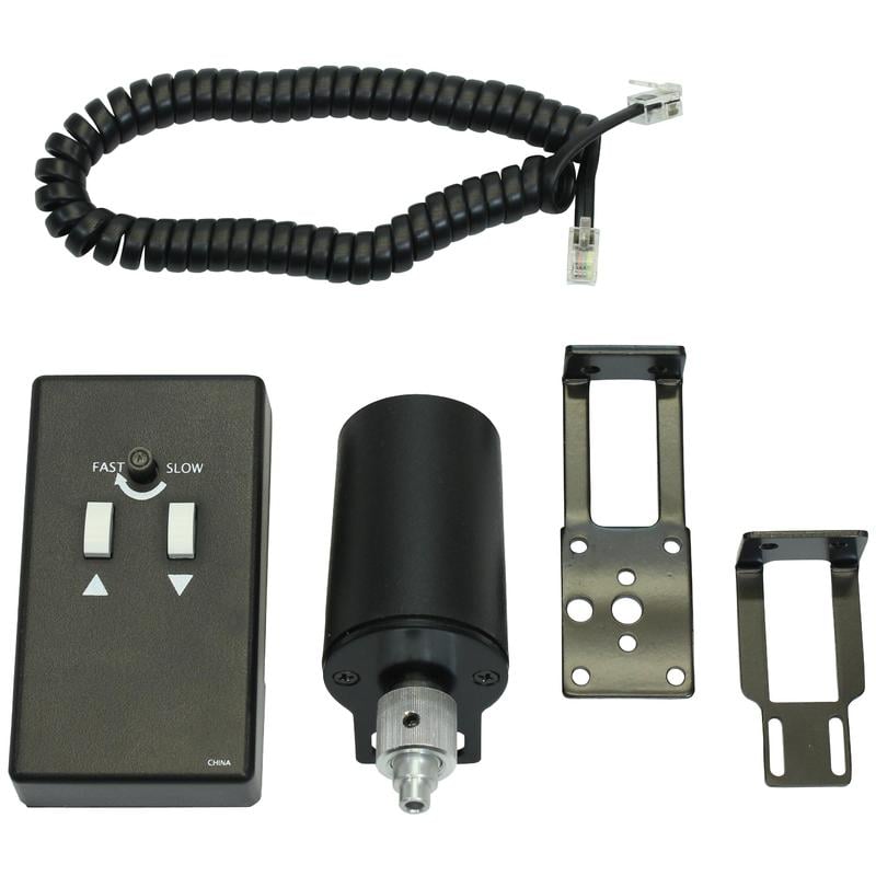 Sky-Watcher Focusmotor voor Refractor 2 Skywatcher Focusmotor voor refractors 1 Skywatcher Focusmotor complete set met motorunit, handcontroller, spiraalkabel en verschillende montagebeugels uitgestald op tafel.
