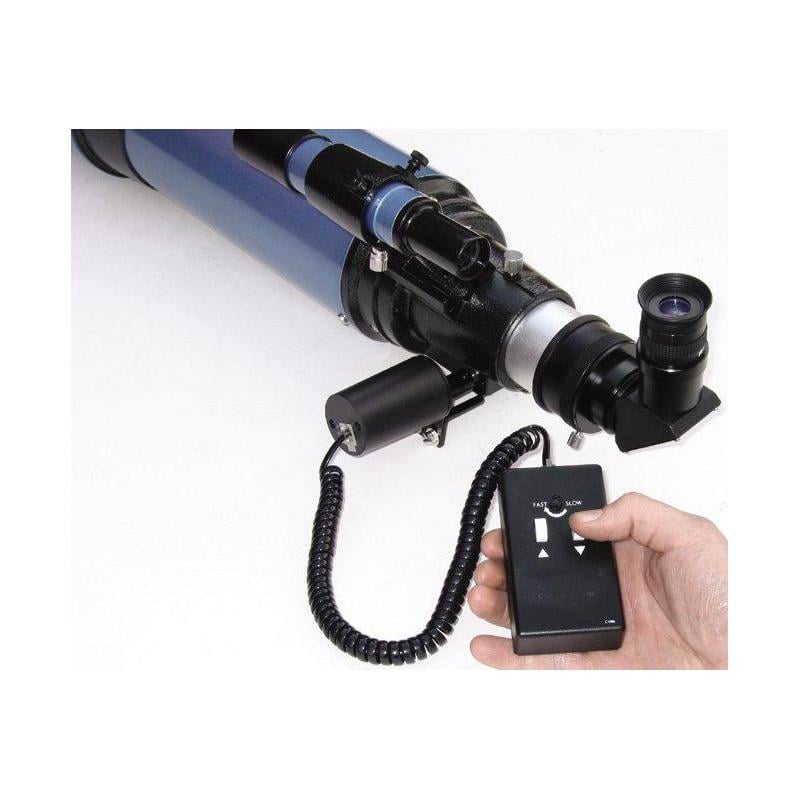 Sky-Watcher Focusmotor voor Refractor 1 Skywatcher Focusmotor voor refractors 2 Skywatcher Focusmotor gemonteerd op Skywatcher refractor met aangesloten handcontroller en spiraalkabel tijdens het scherpstellen.