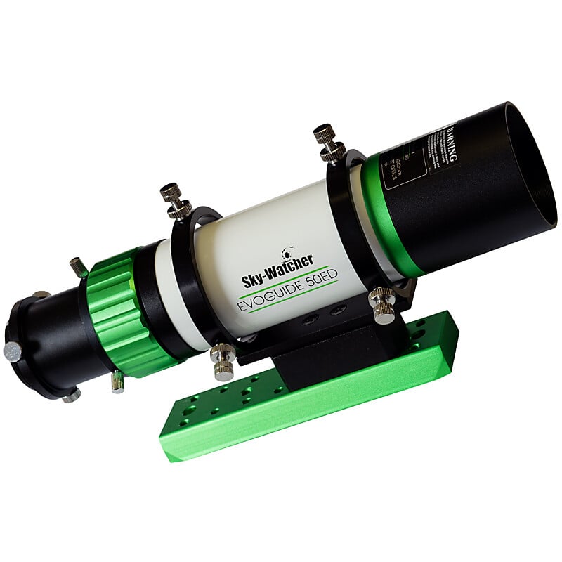 Skywatcher Guidescope 50 ED Evoguide 2 Skywatcher Guidescope 50 ED Evoguide 1 Skywatcher Guidescope 50 ED Evoguide schuin vooraanzicht met helicaalfocuser en bevestigingsrail.
