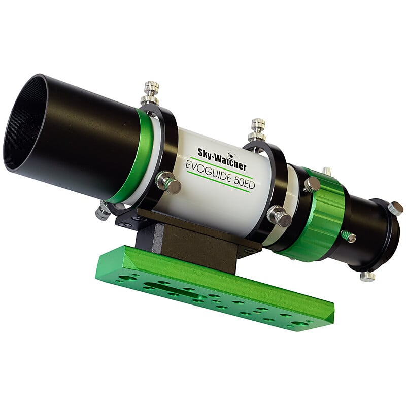 Skywatcher Guidescope 50 ED Evoguide 1 Skywatcher Guidescope 50 ED Evoguide 2 Skywatcher Guidescope 50 ED Evoguide gemonteerd in buisklemmen op groene zwaluwstaart, zijaanzicht.