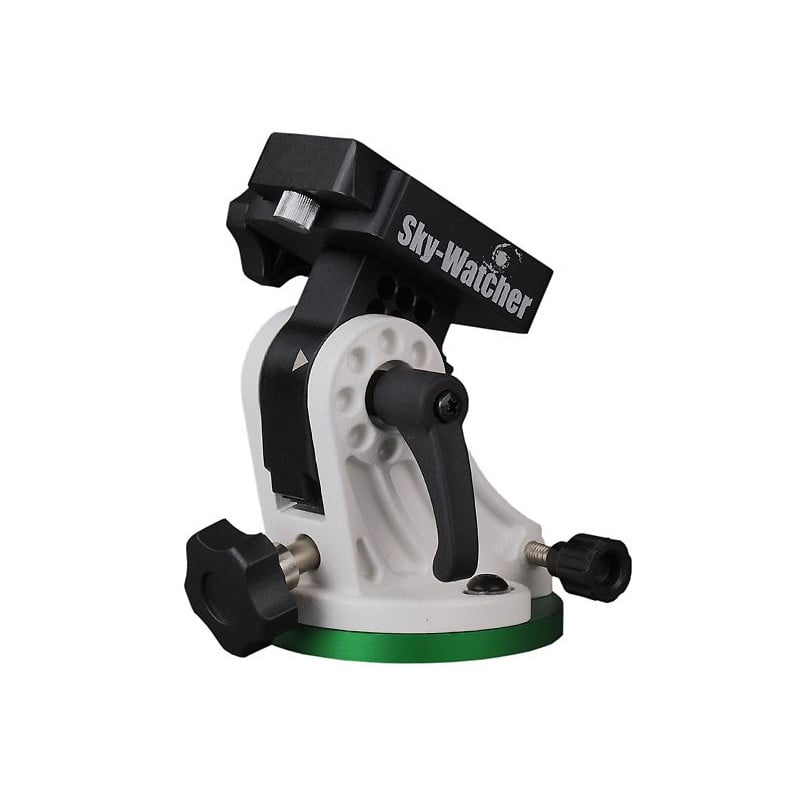 Sky-Watcher Star Adventurer Polar Wedge 1 Skywatcher Star Adventurer Polar wedge Skywatcher Star Adventurer polar wedge poolhoogtewig zijaanzicht met Sky-Watcher beugel en verstelknoppen op groene basis.